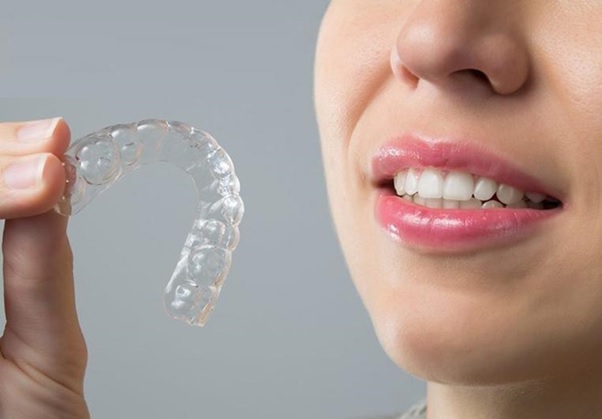 Khi niềng răng Invisalign nếu bạn vệ sinh răng miệng không đúng sẽ làm khay bị sai lệch