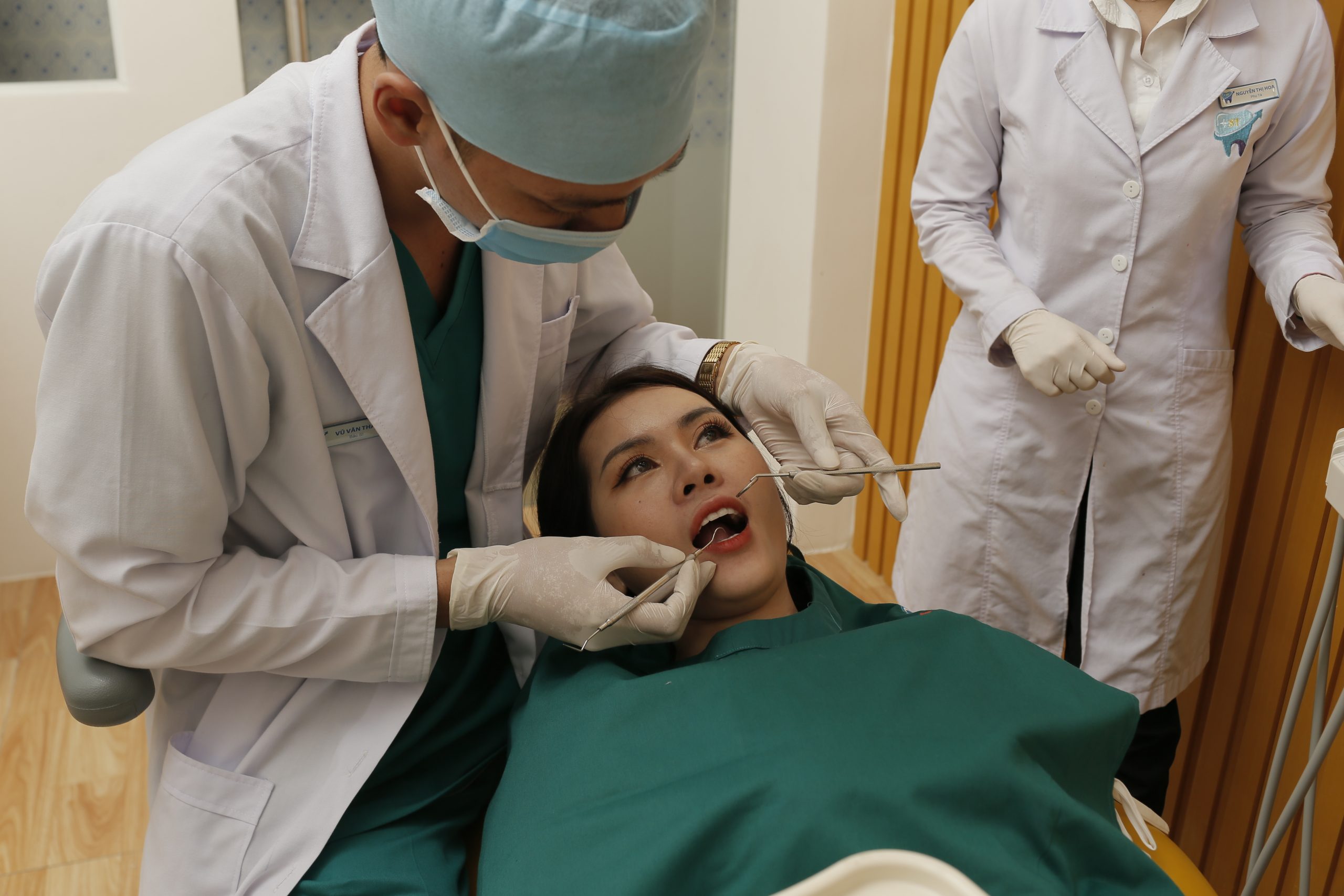 Nếu răng bị mẻ, vỡ, bạn nên đến gặp bác sĩ để được tư vấn biện pháp phù hợp