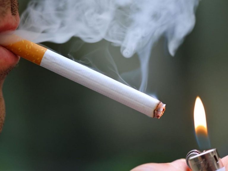 Người hút thuốc lá có nguy cơ cao bị hôi miệng