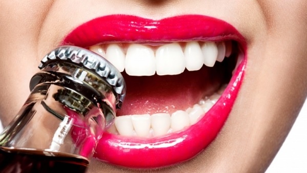 Thói quen hay cắn vật cứng rất dễ gây mẻ răng