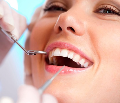 răng sứ kim loại chính là nguyên liệu tiên phong trong công nghệ làm răng sứ