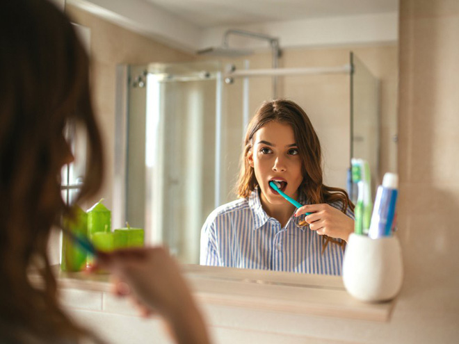 Cách chăm sóc răng miệng khoa học cũng giúp bạn tránh khỏi nguy cơ răng giả bị lung lay