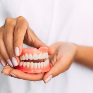 Mất hết răng thì làm răng giả như thế nào?