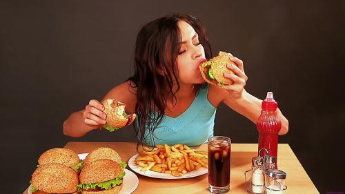 Ăn uống quá nhiều đã tạo áp lực cho dạ dày