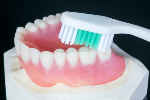 Bạn có thể kéo dài tuổi thọ của răng sứ kim loại thường bằng cách chăm sóc răng miệng thật tốt