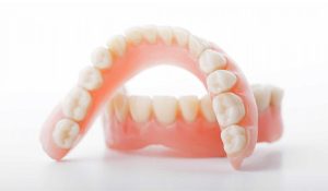 Trồng hàm răng tháo lắp là gì? Có mấy loại?