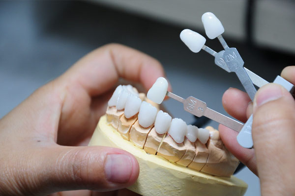 Trồng răng sứ có đau không?