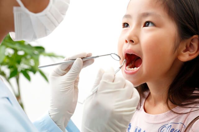 Cách Nhổ Răng Sữa Cho Bé An Toàn, Không Đau & Đúng Thời Điểm Phụ Huynh Nên Biết (3)